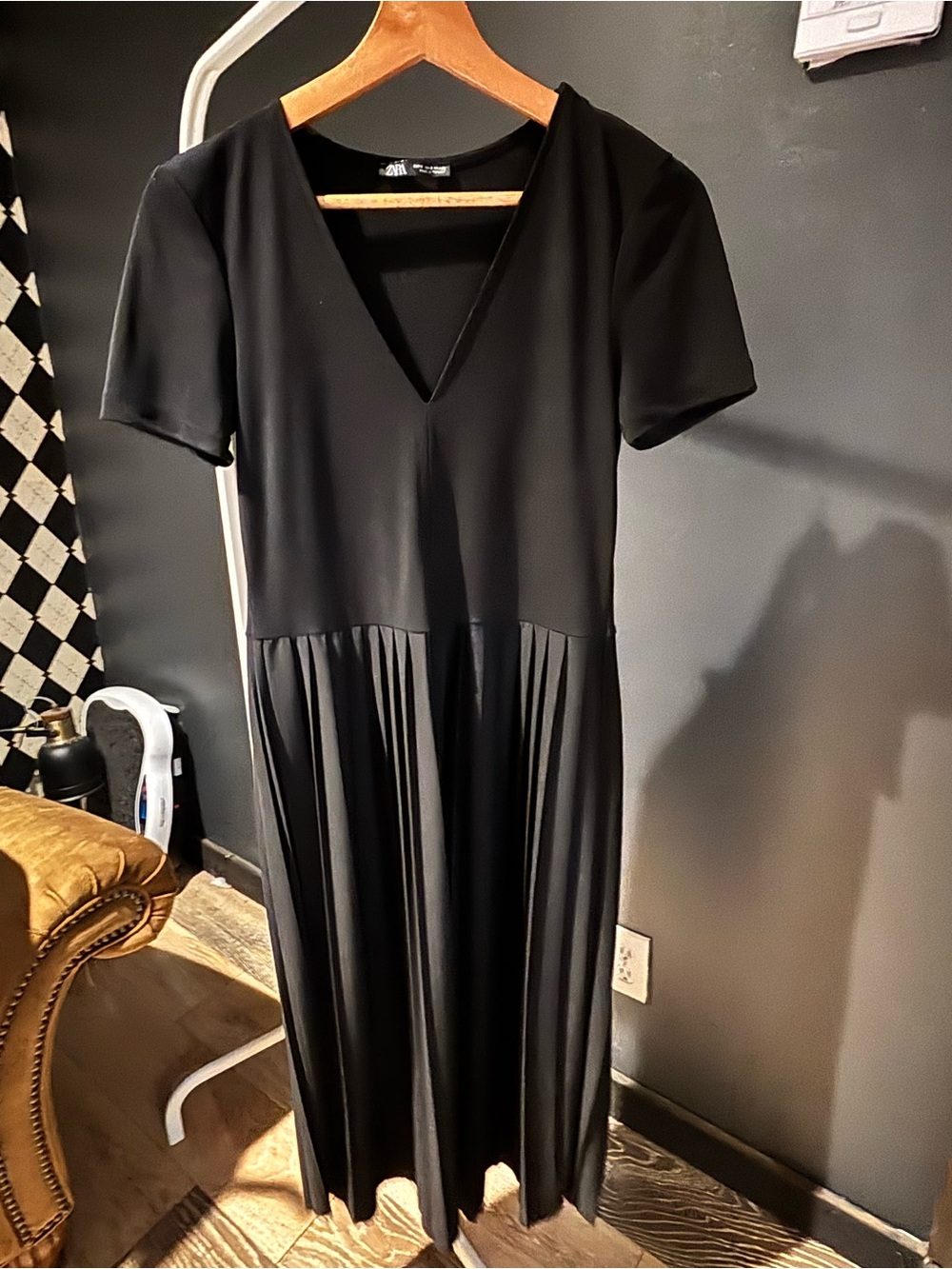 Zara Black V-Neck Short Sleeve Pleated Midi Dress